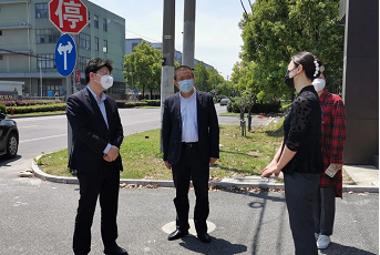 松江區(qū)領(lǐng)導(dǎo)走訪(fǎng)慰問(wèn)昱章電氣一線(xiàn)工作人員